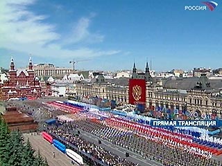На Красной площади Москвы в полдень в субботу начались торжественные мероприятия, посвященные празднику - Дню России