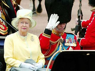 В Лондоне день рождения королевы отметили торжественным парадом гварцейцев