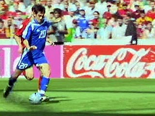 Георгиос Карагунс забивает гол в ворота сборной Португалии