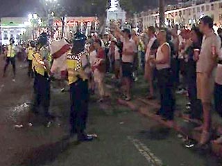 Первые столкновения между футбольными фанатами и стражами порядка произошли в Португалии. Как передает АР, сегодня утром в центре Лиссабона произошли две стычки между португальской полицией и болельщиками из Англии