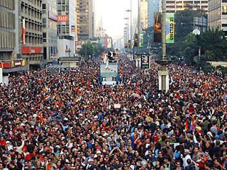 Самый массовый парад сексуальных меньшинств прошел в минувшее воскресенье в бразильском городе Сан-Паулу. По оценкам полиции, в нем приняли участие 1,5 млн человек