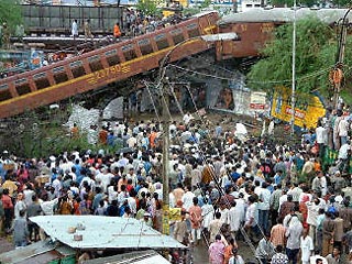 Крупная железнодорожная катастрофа произошла во вторник в индийском штате Махараштра. Как сообщили в среду представители полиции, сошли с рельсов несколько вагонов пассажирского поезда "Матсьягандха Экспресс"