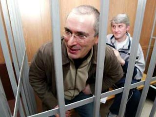 Адвокат экс-главы нефтяной компании ЮКОС Михаила Ходорковского Антон Дрель на процессе в Мещанском суде просил отложить слушания до выздоровления другого адвоката экс-главы ЮКОСа Генриха Падвы