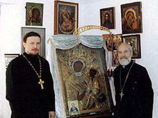 Настоятель Тихвинского монастыря игумен Евфимий (Шашорин) и протоиерей Сергий Гарклавс (справа) с чудотворной иконой. Фото сделано в 2002 году в Чикаго
