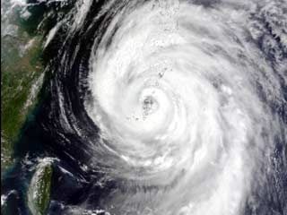 Сильнейший тайфун обрушился на южные острова Японского архипелага и движется к северу
