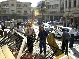 По уточненным данным, в результате взрыва в центре Багдада в воскресенье погибли три человека, семеро получили ранения