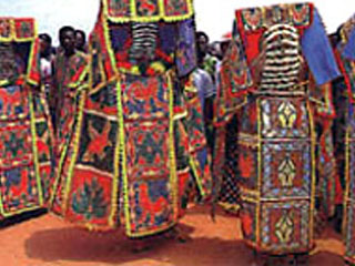 Бенин. Вудуисты в ритуальных одеяниях