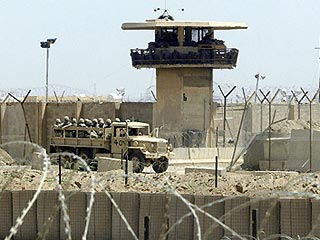 В Багдаде в понедельник начинается суд над тремя американскими военнослужащими - Айвэном Фредериком, Джевис Дэвис и Чарльзом Гренером. Все трое обвиняются в пытках и издевательствах над иракскими заключенными в тюрьме "Абу Грейб" под Багдадом