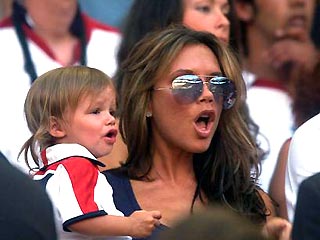 Виктория Бэкхем с сыном Ромео на матче сборной Англии со сборной Франции
