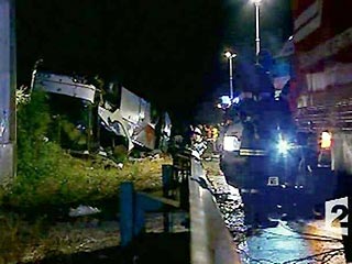 По меньшей мере 11 человек погибли, шестеро получили ранения в результате автокатастрофы, которая произошла во вторник поздно вечером в районе города Пуатье на западе Франции