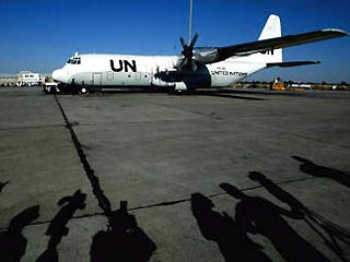В аэропорту Тбилиси во время стоянки порывом ветра на 150 метров унесло самолет миссии ООН