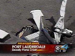 В США самолет спикировал на крышу автомастерской: двое погибших