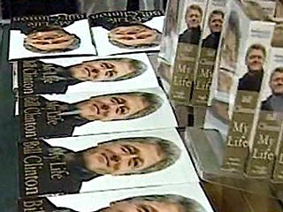 Книга Клинтона установила рекорд продаж - 400 тыс. экземпляров за первый день