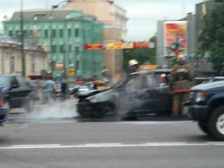 В центре Москвы на Тверской улице в пятницу прямо напротив памятника А.С. Пушкину около 17:40 загорелся автомобиль