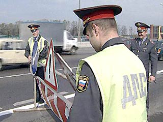 На трассе Волгоград-Самара из "КамАЗа" произошла утечка двух тонн взрывоопасной ядовитой смеси