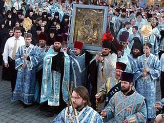Тихвинскую икону в Петербурге верующие встретили с цветами и свечами