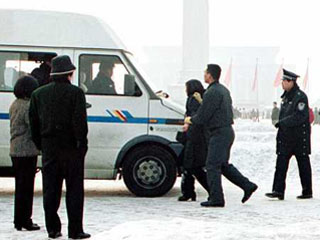 Арест участницы демонстрации в защиту "Фалуньгон" на площади Тяньаньмэнь"