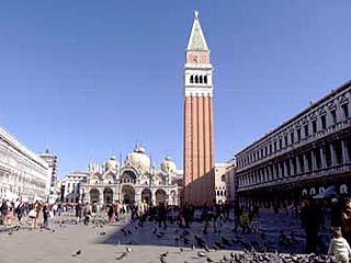 Серийный вандал разрушает памятники архитектуры в Венеции