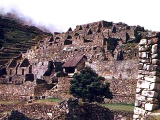 Туристы разрушают древнюю цитадель инков Мачу-Пикчу