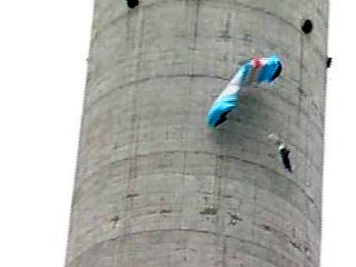 Во время прыжка с Останкинской телебашни в четверг пострадала парашютистка, сообщил источник в ГУВД столицы