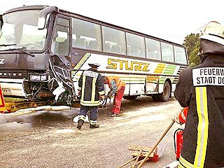В Германии школьный автобус столкнулся с автомобилем - пострадали 14 человек