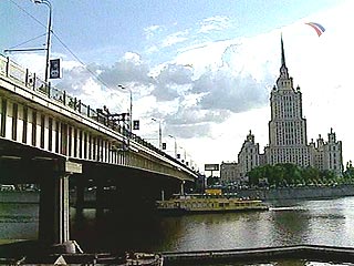 Новоарбатский мост в Москве в субботу будет полностью открыт для движения транспорта
