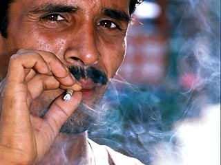 В парламенте Индии вступает в силу запрет на курение