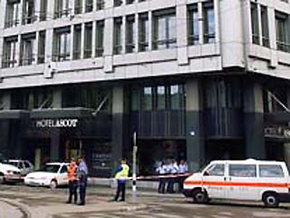 Сотрудник одного из банков швейцарского города Цюрих открыл в понедельник беспорядочную стрельбу по своим коллегам, тяжело ранив двоих из них, а затем покончил с собой