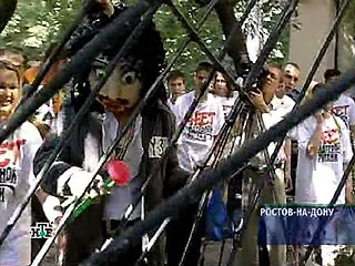 Активисты "Единой России" разыграли перед зданием суда театрализованое представление с участием ряженного двойника Киркорова