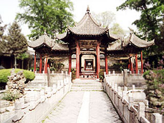 Эти храмы обычно построены в традиционном китайском стиле и напоминают пагоды.