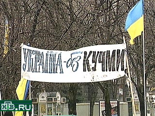 Палаточный городок акции "Украина без Кучмы" в центре Киева продолжает расти. В четверг к нему присоединились еще две палатки