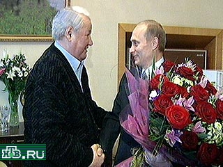По последним данным Борис Ельцин, который два дня назад был госпитализирован в ЦКБ с подозрением на грипп, сейчас чувствует себя неплохо и прямо в одной из палат больниц отмечает свой 70 день рождения