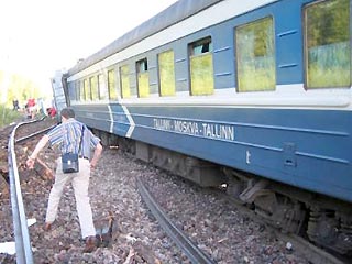 В Эстонии в четверг утром на железнодорожном переезде Аувере на северо-востоке страны пассажирский поезд Москва-Таллин столкнулся с грузовиком, перевозящим топливо. Об этом "Интерфаксу" сообщили в спасательном департаменте Эстонии
