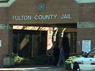 Курьезный случай побега зафиксирован в тюрьме округа Фултон. Именно там рэпер Клиффорд Харрис, известный как T.I., решил снять свой клип