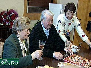 Наина Ельцина сегодня сообщила об улучшении состояния здоровья Бориса Ельцина, госпитализированного в ЦКБ и отмечающего в четверг свое 70-летие
