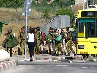 Правая израильская молодежь готовиться противостоять плану Ариэля Шарона по выводу еврейских поселений из сектора Газа