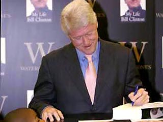 Билл Клинтон нашел удобный способ подписывать свои книги поклонникам. Он пожимает руки правой рукой, одновременно ставя автографы левой, что позволяет ему разделаться с сотней книг за час