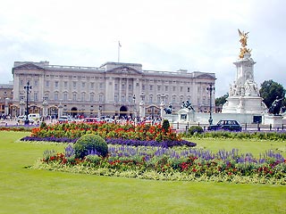 Российские олигархи и другие заинтересованные лица вскоре получат возможность приобрести исторические здания возле Букингемского дворца, которыми владеет королева Великобритании