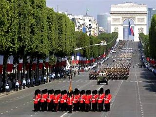 Необычайно красочный военный парад открыл сегодня в Париже торжества по случаю главного праздника Франции - Дня взятия Бастилии