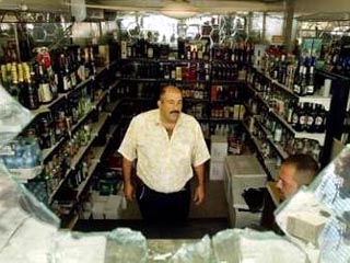 В Ираке официально торговля алкоголем не запрещена, но занимаются этим не мусульмане, а люди, исповедующие другие религии