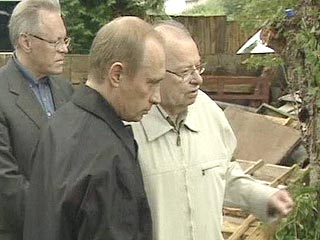 Путин осмотрел в Новгороде археологические находки, расписался на студбилетах и послушал гусли