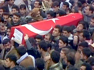 В Турции похороны депутата превратились в многотысячную демонстрацию