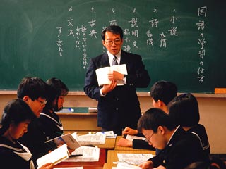 Учителя Токио подали иск в суд, чтобы не выслушивать больше гимн страны стоя