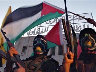 Тысячи сторонников "Бригад мучеников аль-Аксы" провели в субботу вечером в Газе манифестацию протеста против назначенцев Арафата