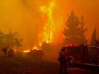 Новый мощный лесной пожар вспыхнул во вторник немного севернее Лос-Анджелеса. Подгоняемый сильными порывами ветра огонь быстро охватил более 1 тысячи гектаров и создал серьезную опасность для людей