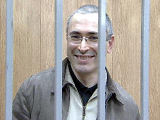 Ходорковский в суде читает книгу, а Лебедев разгадывает кроссворды
