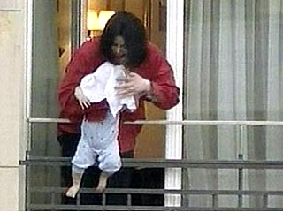 Майкл Джексон снова оказался в центре скандала. На этот раз он отверг слухи о том, что может стать отцом четверых близнецов