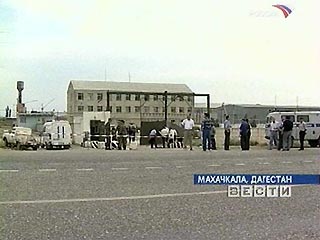 В столице Дагестана Махачкале в 7:45 утра в четверг возле ворот базы ОМОН-2 сработало взрывное устройство неустановленного образца, сообщил источник в правоохранительных органах Дагестана
