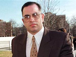 Власти США предъявили официальные обвинения боссу клана Гамбино в Нью-Йорке Джону Готти-младшему и троим его сообщникам, которые подозреваются в совершении в 1992 году покушения на убийство известного американского радиожурналиста Кертиса Сливы