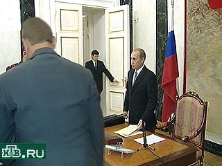 НТВ сообщает, что Путин, который выступал сегодня на встрече с руководителями МВД, назвал действия внутренних войск в Чечне "позитивной работой", которая помогает "навести порядок на Северном Кавказе в Чечне"